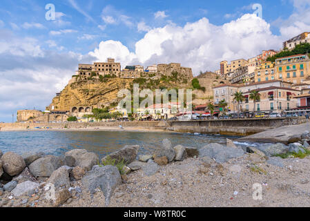 Blick auf das Meer Wharf in Pizzo Stadt in Kalabrien, Süditalien Stockfoto