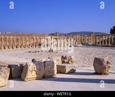 Die Ovale Forum und Cardo Maximus, die antike Stadt Jerash (gerasa), Irbid, Maan, Königreich Jordanien Stockfoto