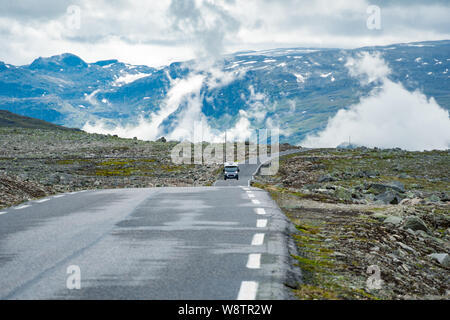 Wohnmobil Auto in den norwegischen Bergen. Tourismus Urlaub und Reisen. Caravan Auto RV fährt auf den Berg Straße, vorbei an Norwegen. Skandinavien Europa Stockfoto