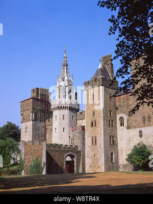 Cardiff Castle Walls from Bute Park, Cardiff, Wales, Vereinigtes Königreich Stockfoto