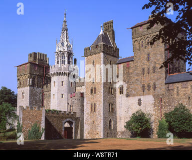 Das Schloss von Cardiff Wände von Bute Park, Cardiff, Wales, Vereinigtes Königreich Stockfoto