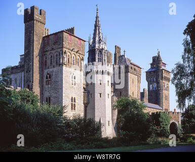 Das Schloss von Cardiff Wände von Bute Park, Cardiff, Wales, Vereinigtes Königreich Stockfoto