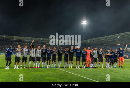 Chemnitz, Deutschland. 11 Aug, 2019. Fussball: DFB-Pokal, Chemnitzer FC - Hamburger SV, Runde 1, im Stadion auf der Gellertstraße. Die Hamburger Spieler jubeln nach dem Sieg. Credit: Robert Michael/dpa-Zentralbild/dpa - WICHTIGER HINWEIS: In Übereinstimmung mit den Anforderungen der DFL Deutsche Fußball Liga oder der DFB Deutscher Fußball-Bund ist es untersagt, zu verwenden oder verwendet Fotos im Stadion und/oder das Spiel in Form von Bildern und/oder Videos - wie Foto Sequenzen getroffen haben./dpa/Alamy leben Nachrichten Stockfoto