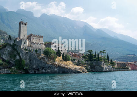 Malcesine, Italien - Juli 24, 2019: Dies ist die alte Burg von Scaliger am Gardasee in Italien Stockfoto