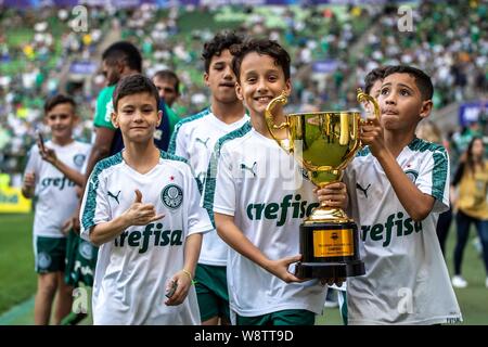 SÃO PAULO, SP - 11.08.2019: PALMEIRAS X BAHIA - Lucas Soares (Lukiba) Der palmeiras Futsal Unter-11 Mannschaft Turnier Champion - Brasilien Futsal Cup 2019 - Entscheidung in João Pessoa/Paraíba erstellt am 07/27/2019 die Tonhöhe für die Olympischen Runde mit der Schale während Halbzeit geben Sie zwischen Palmeiras x Bahia bei Allianz Parquedurante Übereinstimmung zwischen Palmeiras x Bahia, gültig für die 14. Runde der 2019 die brasilianische Meisterschaft, an der die Allianz Parque Stadion in São Paulo, SP statt. (Foto: Richard Callis/Fotoarena) Stockfoto