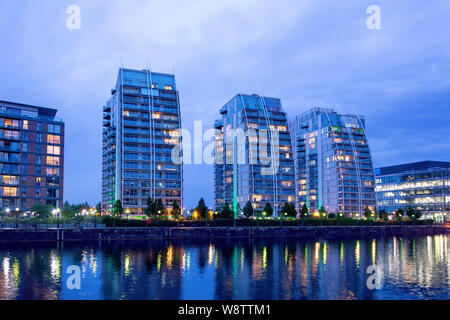 Die NV high-rise apartment Gebäude in der Dämmerung, Salford Quays, Salford, Manchester, Greater Manchester, England, Vereinigtes Königreich Stockfoto