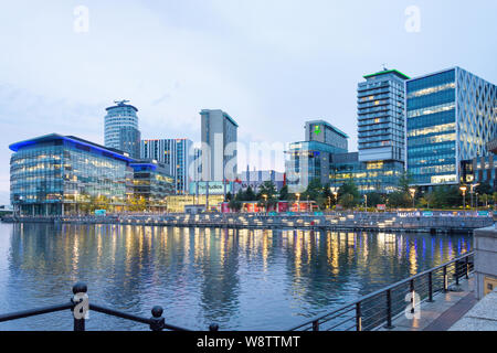 BBC-Studios im MediaCityUK bei Dämmerung, Salford Quays, Salford, Greater Manchester, England, Vereinigtes Königreich Stockfoto