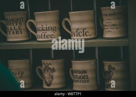 Schuss von weißen Keramikbecher auf Regalen Stockfoto