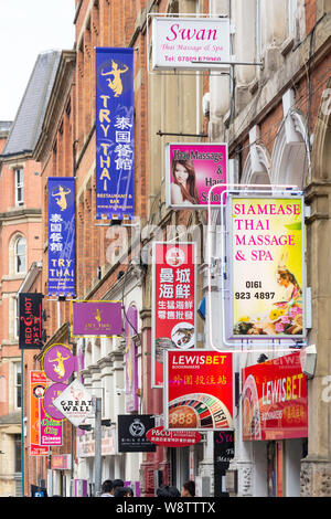 Werbeschilder, Faulkner Street, Chinatown, Manchester, Greater Manchester, England, Vereinigtes Königreich Stockfoto