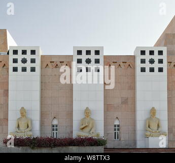 Buddha-Statuen-N.Fassade des New Loulan Museums in Ruoqiang Charkhlik Stadt-Xinjiang-China-0404 Stockfoto