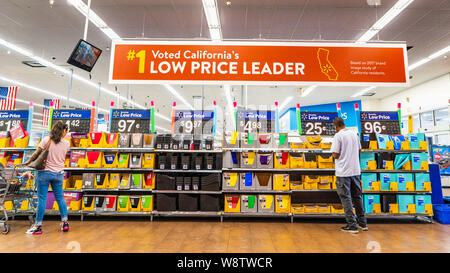August 8, 2019 Mountain View/CA/USA - Leute einkaufen für zurück zu Schule Elemente in einem der Walmart Stores; Bannerwerbung der niedrige Preis führen. Stockfoto