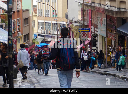 SAO PAULO, Brasilien - 16. MAI 2019: Besuch der 25. März Straße eine beliebte Einkaufsstraße in der zentralen Zone von São Paulo, Brasilien Stockfoto