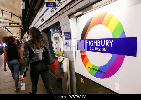 London, Großbritannien. 11 Aug, 2019. Pendler Spaziergang, vorbei an der Londoner U-Bahn station Zeichen in Highbury and Islington tube station, die mit Regenbogen Farben gestaltet wird. Quelle: Steve Taylor/SOPA Images/ZUMA Draht/Alamy leben Nachrichten Stockfoto