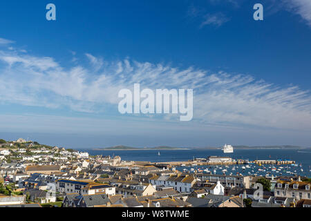 Blick über Hugh Town, St Mary's mit einem Kreuzfahrtschiff in den Hintergrund, die Scilly-inseln Stockfoto