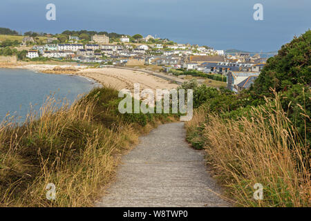 Blick auf die Bucht von Porthcressa und Hugh Town, St Mary's, Isles of Scilly Stockfoto
