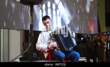 KURSK, Russland - 18. FEBRUAR 2018: Die Musiker spielen auf dem Akkordeon an Feiertagen Stockfoto
