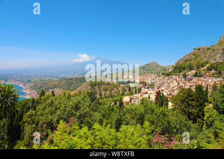 Taormina Dorf mit dem Vulkan Ätna im Hintergrund aus dem Griechischen Theater, Sizilien, Italien gesehen Stockfoto