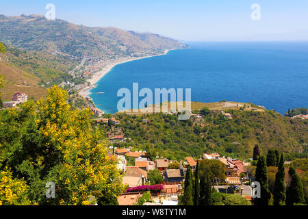 Wunderschöne Landschaft Panorama der sizilianischen Küste. Blaue Mittelmeer und grüne Berge, Taormina, Sizilien, Italien. Stockfoto