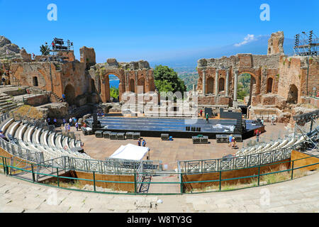 TAORMINA, Italien, 20. JUNI 2019: Ruinen der antiken griechischen Theater mit Vulkan Ätna im Hintergrund, Taormina, Sizilien Stockfoto