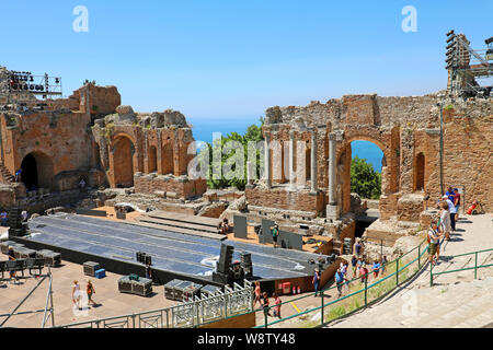 TAORMINA, Italien, 20. JUNI 2019: Ruinen der antiken griechischen Theater in Taormina, Sizilien Stockfoto