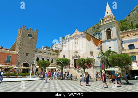 TAORMINA, Italien, 20. JUNI 2019: Piazza IX Aprile Platz mit Touristen Stockfoto