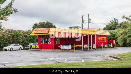 LONGVIEW, NC, USA-8 AUGUST 2019: Ein helles Rot lackiert - fast food Drive-in-Restaurant, namens "Zirkus von Cream'. Stockfoto