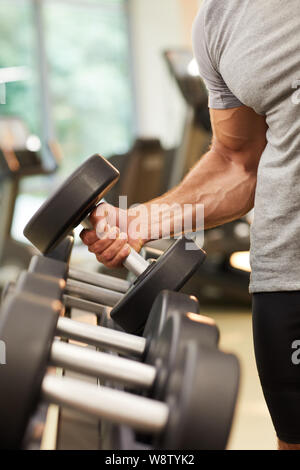 Nahaufnahme der muskulösen Mann Hand schwere Hantel während Stärke trainieren Sie im Fitnessraum, kopieren Raum Stockfoto
