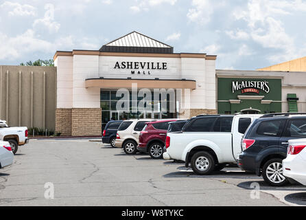 ASHEVILLE, NC, USA-27 Juli 2019: Der vordere Eingang zum Asheville Mall, mit Parkplatz und Autos. Stockfoto