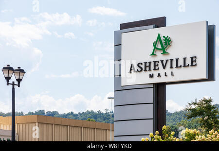 ASHEVILLE, NC, USA-27 Juli 2019: Der Haupteingang zum Parkplatz von Asheville Mall, mit dem Straßenschild. Stockfoto