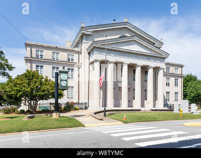 Mebane, NC, USA-9 AUGUST 2019: Lincoln County Courthouse in Downtown Lincolnton, mit der amerikanischen Flagge auf Halbmast. Stockfoto