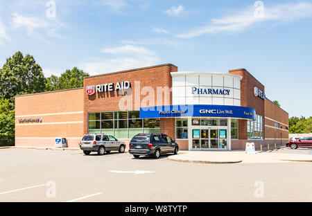 SHELBY, NC, USA-9 AUGUST 2019: ein Rite-Aid Apotheke, Gebäude und Parkplatz. Stockfoto