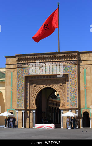 Rabat, Marokko - 25. Juni 2019. Main Gate und Fassade des Königspalastes, der König von Marokko die offizielle Residenz. UNESCO-Weltkulturerbe. Stockfoto