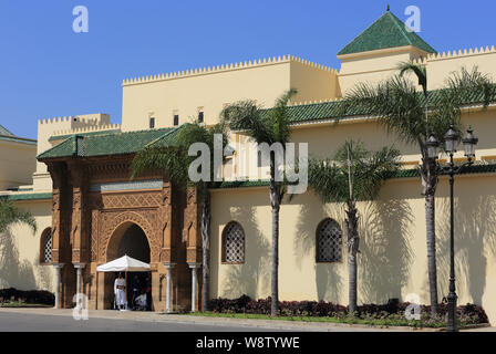 Rabat, Marokko - 25. Juni 2019. Tor und Fassade des Königspalastes, der König von Marokko die offizielle Residenz. Rabat ist ein UNESCO-Weltkulturerbe. Stockfoto