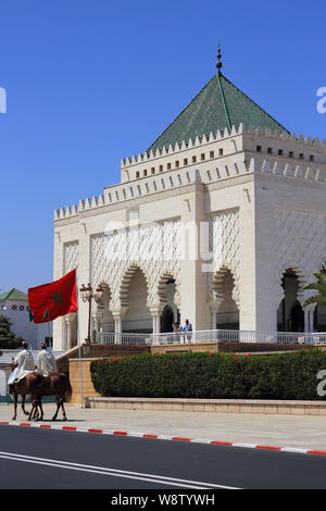 Rabat, Marokko - 25. Juni 2019. Royal montierte Schutzvorrichtungen auf arabischen Pferden, fahren an das Mausoleum von Mohammed V, Rabat zu den meistbesuchten touristischen Symbol. UNESCO Stockfoto