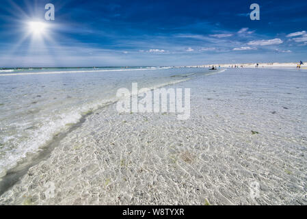 Berühmte Surfer Beach: Pointe de la Torche Bretagne, Strand Landschaft an einem sonnigen Sommertag in Frankreich Stockfoto