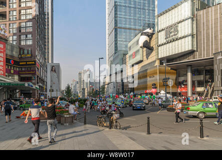 Panda Skulptur an Chunxi Road Shopping area, Chengdu, Provinz Sichuan, China, Asien Stockfoto