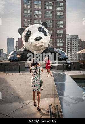 Panda Skulptur an Chunxi Road Shopping area, Chengdu, Provinz Sichuan, China, Asien Stockfoto