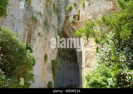 Kalkstein Höhle Ohr des Dionysios (orecchio Di Dionisio) eine Höhle mit Akustik Effekte in, Syrakus (Siracusa), Sizilien, Italien Stockfoto