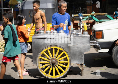 Ein Mann verkaufen Eis von einer Karre in Cebu City, Philippinen Stockfoto