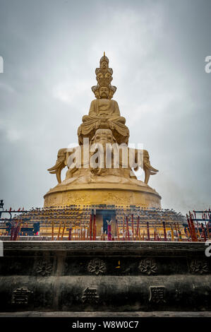 Riesige Statue von Samantabhadra auf dem Gipfel des Mount Emei, Emei Shan, Provinz Sichuan, China, Asien Stockfoto