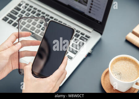 Die Frau Hände halten Sie sich mit dem Smartphone und seinen Silikonhülle Stockfoto