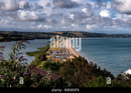 Das Dorf Torcross mit dem Meer auf der rechten und dem Süßwasser der Slapton Ley auf der linken South Devon, England Großbritannien Stockfoto