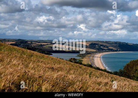 Slapton Sands Beach und dem Süßwasser der Slapton Ley auf der linken Seite in der South Hams, South Devon, England Großbritannien Stockfoto