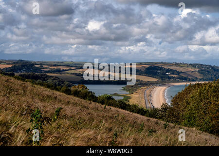 Slapton Sands Beach und dem Süßwasser der Slapton Ley auf der linken Seite in der South Hams, South Devon, England Großbritannien Stockfoto