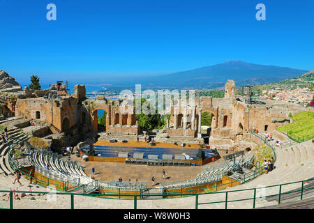 TAORMINA, Italien, 20. JUNI 2019: Ruinen der antiken griechischen Theater mit Vulkan Ätna und das Ionische Meer auf dem Hintergrund, Taormina, Sizilien Stockfoto