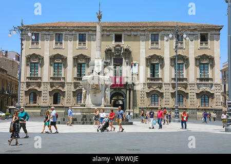 CATANIA, Sizilien - 19. JUNI 2019: Touristen in Piazza del Duomo mit dem elefantenbrunnen Obelisk und der Stadt Halle Palast im Hintergrund, Ca Stockfoto