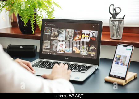WROCLAW, Polen - Juli 31th, 2019: moderner Laptop auf dem Schreibtisch im Büro mit Netflix Anwendung auf dem Bildschirm. Netflix ist ein US-amerikanischer Medien - Dienstleistungen p Stockfoto