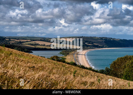 Slapton Sands Beach und dem Süßwasser der Slapton Ley auf der linken Seite in der South Hams, South Devon, England Großbritannien Stockfoto