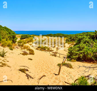 Punta Paloma Cove in Punta Paloma Beach, einem unberührten weißen Sandstrand im Naturpark del Estrecho. Valdevaqueros Einlass. Tarifa, Cadiz. Spanien. Stockfoto