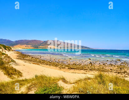 Punta Paloma Cove in Punta Paloma Beach, einem unberührten weißen Sandstrand im Naturpark del Estrecho. Valdevaqueros Einlass. Tarifa, Cadiz. Spanien. Stockfoto